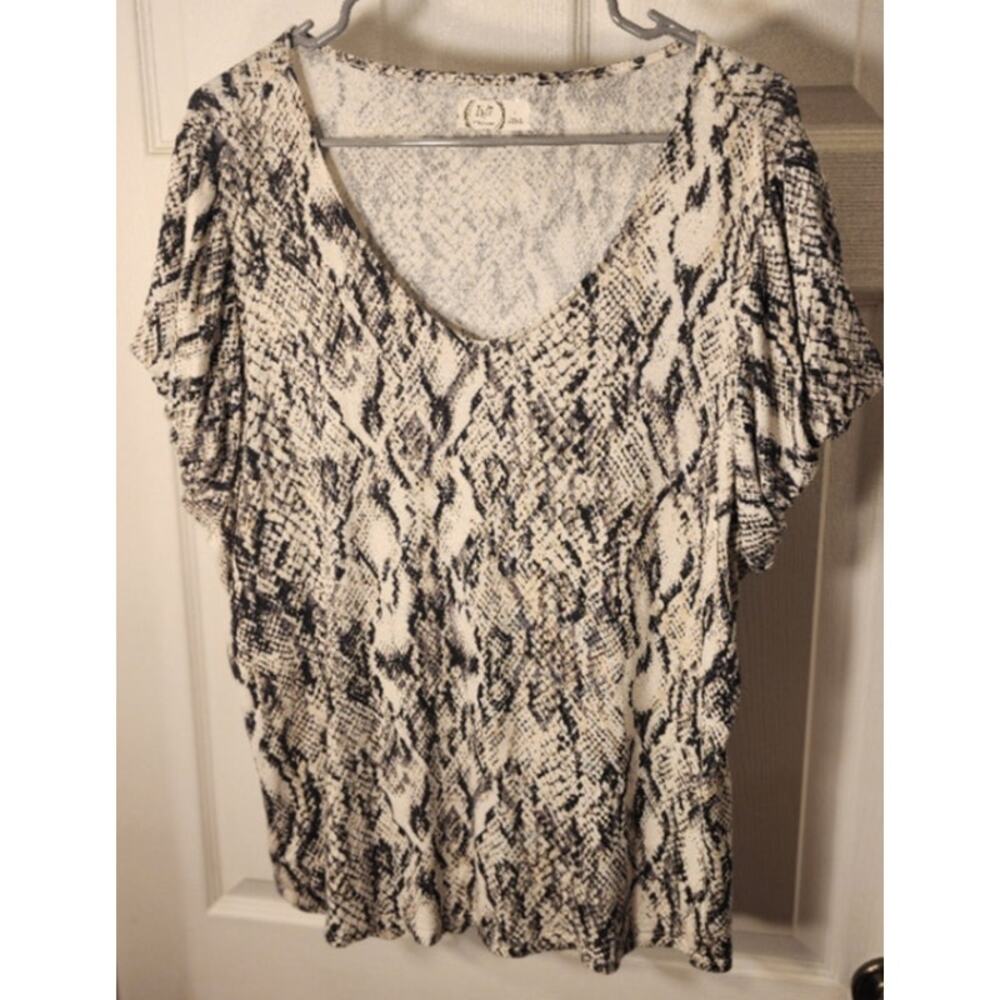 Maurices 24/7 Snakeskin Print V-Neck Short Sleeve Top - Size 1